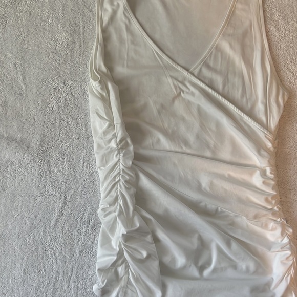 Garnet Hill women’s sleeveless criss-cross v-neck with scrunched sides - Picture 6 of 8